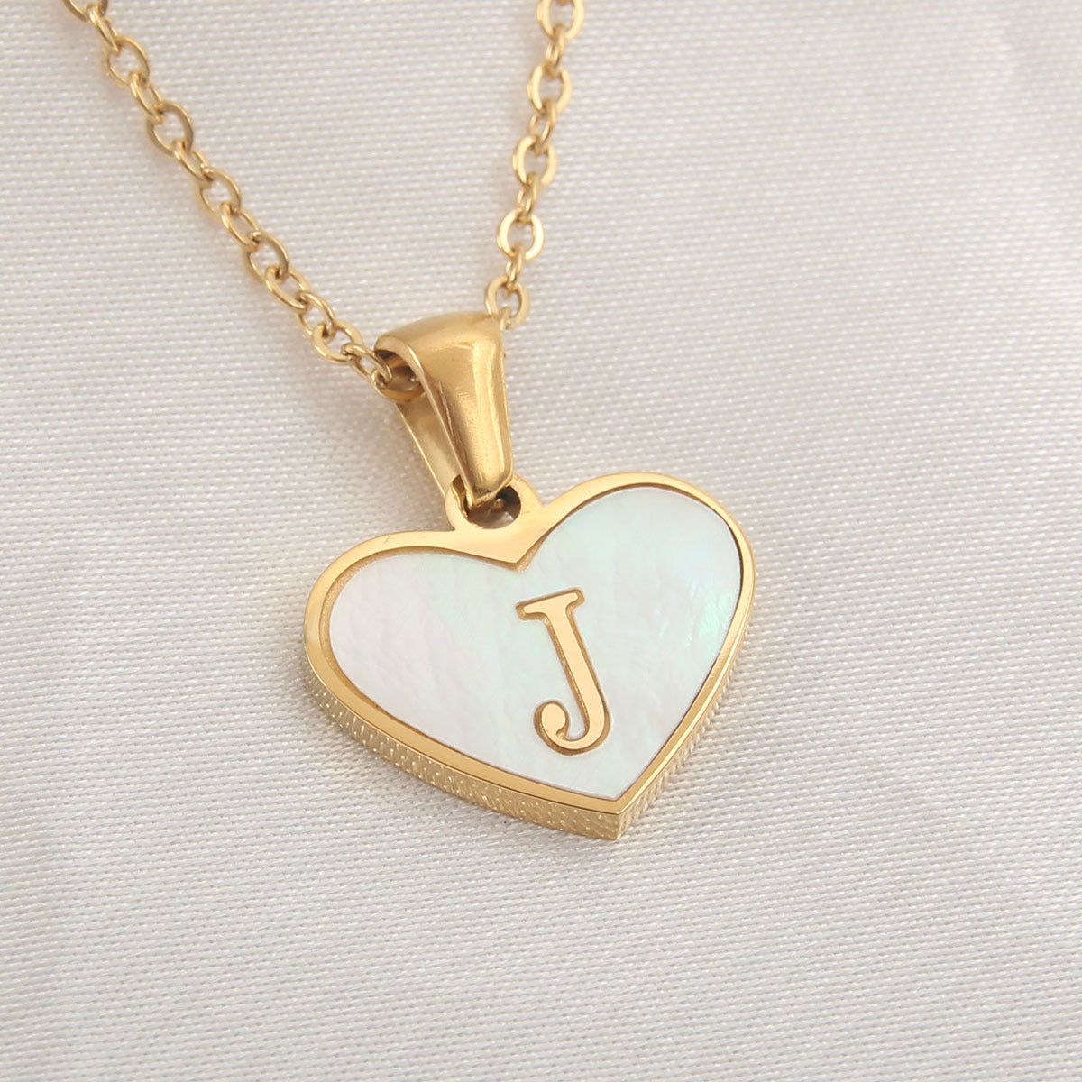 Fashionable Heart-shaped White Shell Gold Love Personalized Initials Alphabates Necklace For Women