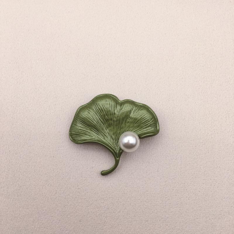 Avocado Green Art Small Fresh Pearl Leaf Brooch