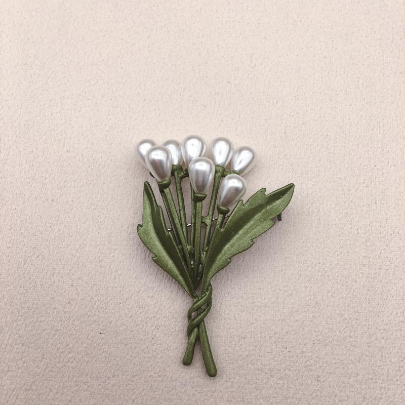 Avocado Green Art Small Fresh Pearl Leaf Brooch