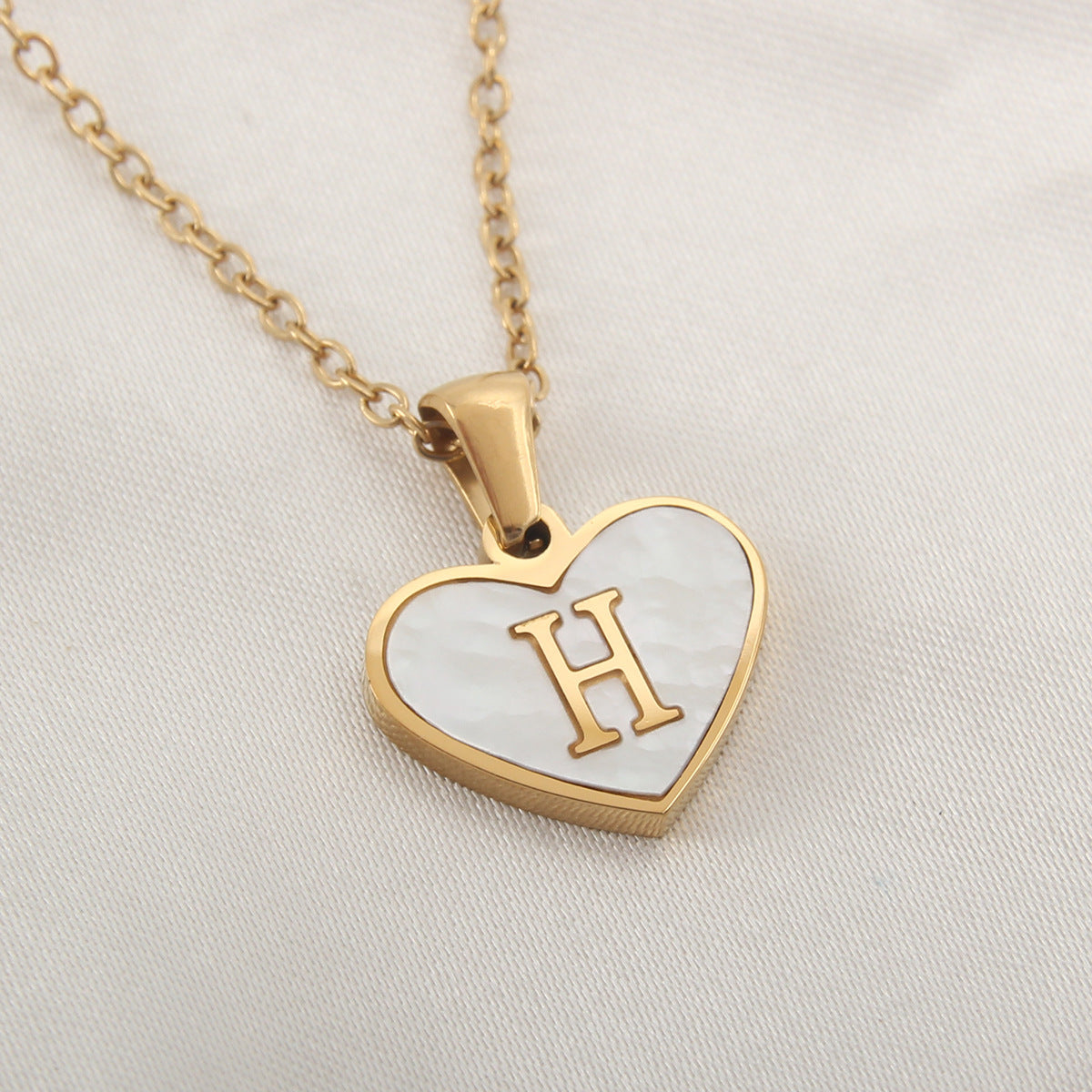 Fashionable Heart-shaped White Shell Gold Love Personalized Initials Alphabates Necklace For Women