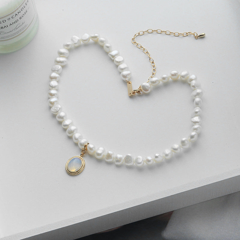 Elegant White Round Medal Freshwater Pearl Necklace for Woman
