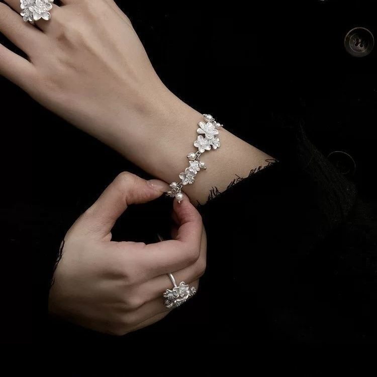 Wearing A Cherry Blossom Bracelet To See Cherry Blossoms Is A Promise With Spring