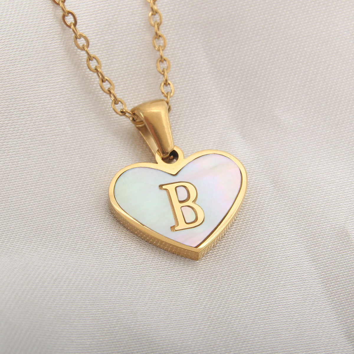 Fashionable Heart-shaped White Shell Gold Love Personalized Initials Alphabates Necklace For Women