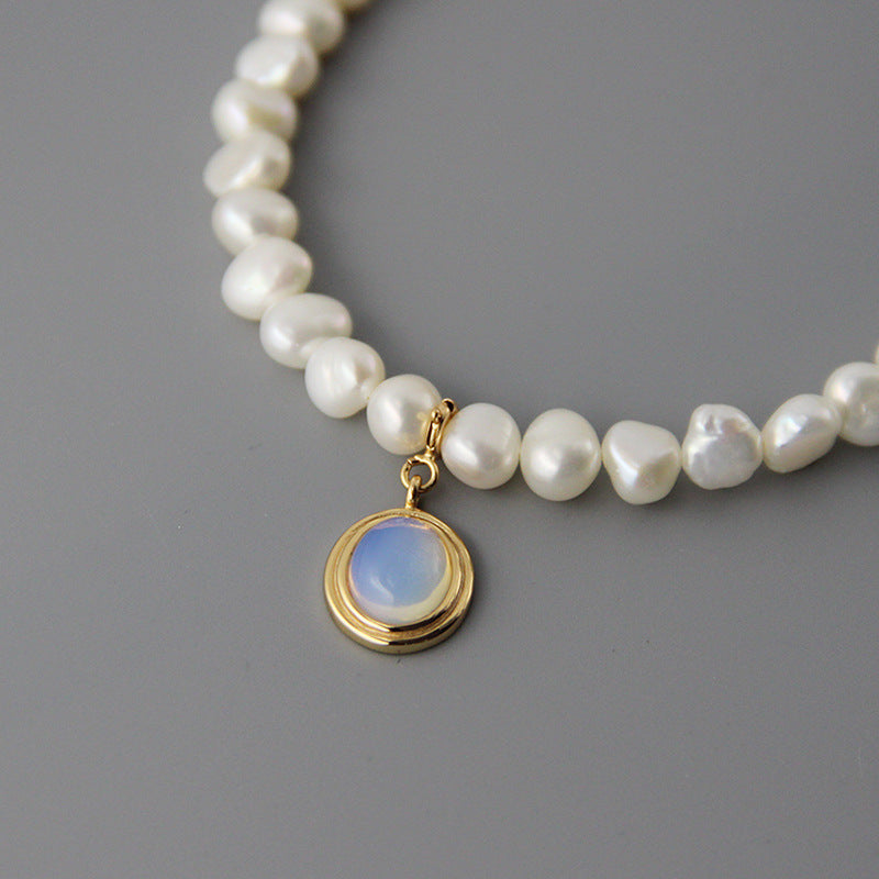 Elegant White Round Medal Freshwater Pearl Necklace for Woman