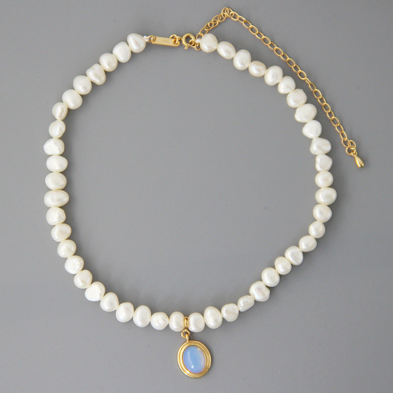 Elegant White Round Medal Freshwater Pearl Necklace for Woman