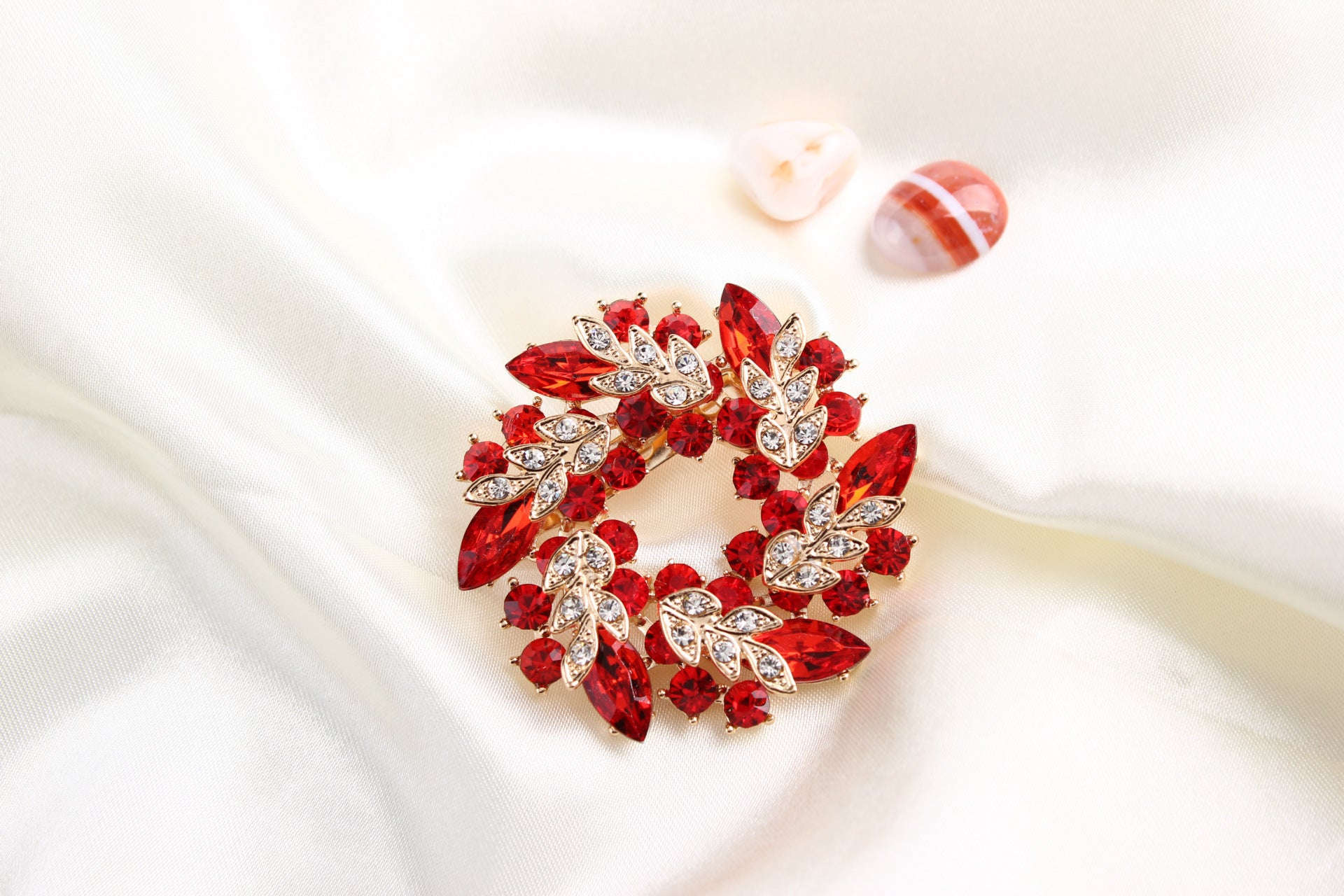 Crystal brooch, diamond-encrusted bauhinia brooch, brooch Orazek UK Ltd