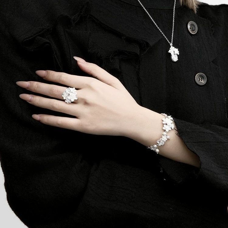 Wearing A Cherry Blossom Bracelet To See Cherry Blossoms Is A Promise With Spring